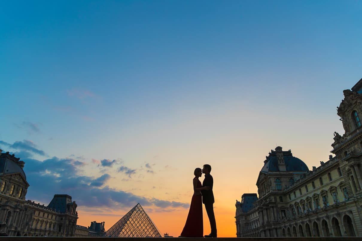 Paris photographer paris engagement photos Louvre Museum at suns